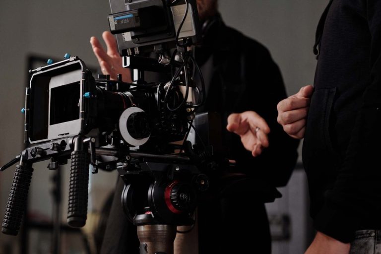 modern-steadicam-against-videographer-and-his-assi-73CZ95V-1024x683